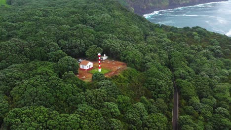 Farol-Da-Serreta-Rodeado-De-Frondosos-árboles-Verdes-En-Azores,-Isla-Terceira,-Portugal
