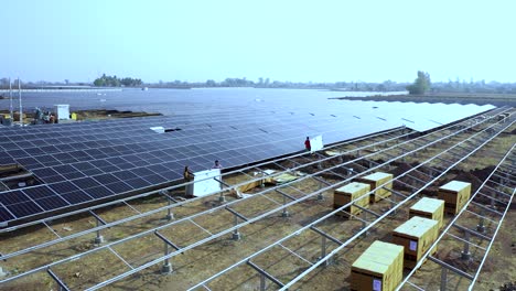 Technologie-Solarzellen,-Ingenieurservice-Und-Arbeiter-Installieren-Solarzellen-Auf-Dem-Dach-Der-Fabrikindustrie