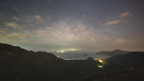 Nachthimmel-Zeitraffer-Mit-Dramatischen-Wolken-über-Der-Stadt-Tai-Long-Au-Sai-Kung-Hongkong