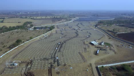 Paneles-Solares,-Verde,-Energía-Limpia,-Fotovoltaica,-Renovable,-4k,-Video-Aéreo,-Vista-Aérea-Al-Avanzar