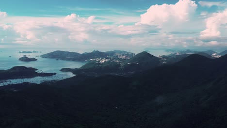 Ma-On-Shan-Küstenstadt,-Eingebettet-Zwischen-Bergen-Unter-Einem-Wolkengefüllten-Blauen-Himmel