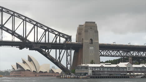 Un-Tren-Pasa-Por-El-Puente-Del-Puerto-De-Sydney-En-Un-Día-Nublado-Y-Lluvioso,-Australia