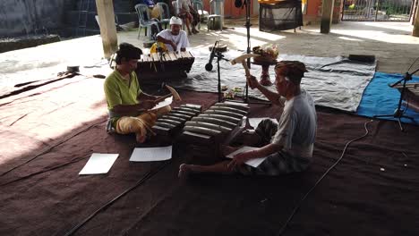 Balinesen-Lernen-Gamelan-Musikinstrumente,-Gambang-Lehrer-Spielen-Kulturelle-Religiöse-Musik-Im-Sidemen-Dorf-Karangasem