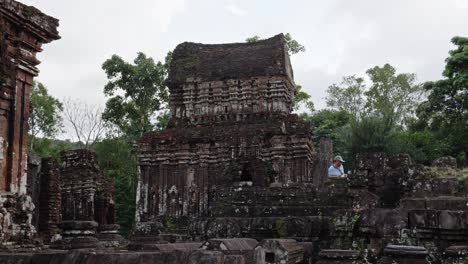 Ruinas-Antiguas-De-Mi-Hijo,-Un-Sitio-Del-Patrimonio-Mundial-De-La-Unesco-En-Vietnam-Es-Una-Colección-De-Templos-Adornados-Con-Tallas-Y-Estatuas