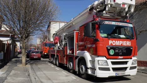 Große-Feuerwehrfahrzeuge-Kommen-Am-Brennenden-Haus-An