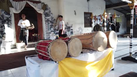 Kendang-Balinese-Drums-Gamelan-Gong-Musical-Ensemble-in-Bali-Indonesia-Group-Rehearsal,-Banjar-Sari,-Sidemen-Karangasem
