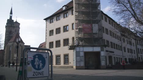 Zona-Escolar-Cerca-De-La-Catedral---Schlossplatz-En-El-Centro-De-Stuttgart-En-4k,-Arquitectura-Clásica-De-Alemania,-Famosa,-Lente-Roja-Komodo-Cooke-Mini-S4i-Calidad-Premium-|-Noticias