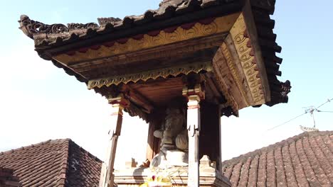 Balinesische-Traditionelle-Dacharchitektur-Und-Tempelstatue,-Bali,-Indonesien,-Hinduistischer-Religiöser-Ort-Zum-Beten-Und-Anbeten