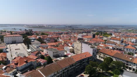 Luftaufnahme-Der-Traditionellen-Altstadt-Von-Aveiro-Aus-Nordportugal-Mit-Salinen-Im-Hintergrund