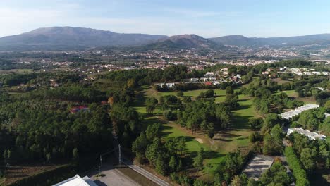 Fliegen-Sie-über-Den-Golfplatz-In-Portugal