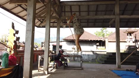 Herstellung-Einer-Ogoh-Ogoh-Statue-Auf-Bali,-Indonesien,-Nyepi-Tag-Der-Stille,-Zeremonie,-Papierdämonenskulptur,-Kunstschöpfung
