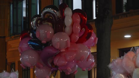Gruppe-Bunter-Luftballons,-Darunter-Einige-In-Form-Von-Schweinen,-In-Hanoi,-Vietnam