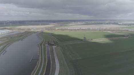Hohe-Luftdrohnenaufnahme-Einer-Niederländischen-Landschaft-Mit-Windmühlen