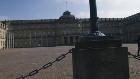 Pan-Left-As-Man-Walking,-Neues-Schloss