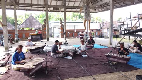Gamelan-Gambang-Musikprobe-Auf-Bali,-Indonesien,-Balinesen-Spielen-Kulturelle-Schlaginstrumente,-Sidemen-Dorf