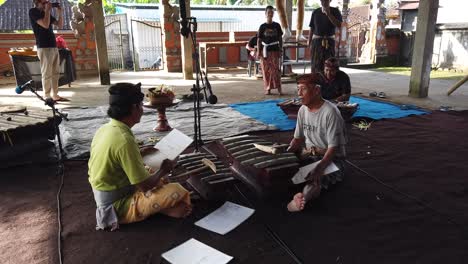 El-Maestro-De-Gamelan-Gambang-Toca-Con-Los-Estudiantes-Música-Indonesia-En-Bali-Sidemen-Karangasem,-Artistas-Culturales-Tradicionales-En-La-Aldea-Local