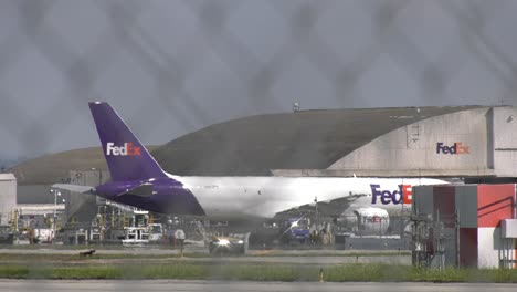 Avión-Fedex-En-El-Aeropuerto-Local
