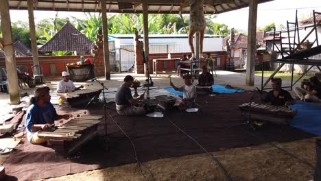 Gamelan-Spieler-Proben-Gambang-Auf-Bali,-Indonesien,-Südostasien,-Schlaginstrumente-In-Religiöser-Kunst