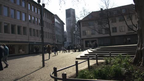 Multitudes-Caminando-Cerca-De-Torres---Schlossplatz-En-El-Centro-De-Stuttgart-En-4k,-Arquitectura-Clásica-De-Alemania,-Famosa,-Lente-Roja-Komodo-Cooke-Mini-S4i-Calidad-Premium-|-Noticias