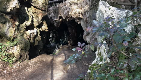 Höhle-Mit-Einem-Mini-Wasserfall