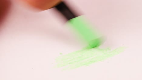 Dibujar-Con-Un-Crayón-Verde-Muy-Claro-Sobre-Un-Papel