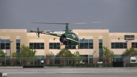 Helicóptero-Practicando-Maniobras-De-Vuelo-Sobre-La-Pista