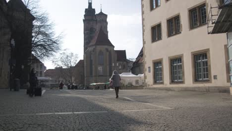 Ancianas-Caminando-Hacia-La-Catedral---Schlossplatz-En-El-Centro-De-Stuttgart-En-4k,-Arquitectura-Clásica-De-Alemania,-Famosa,-Lente-Roja-Komodo-Cooke-Mini-S4i-Calidad-Premium-|-Noticias