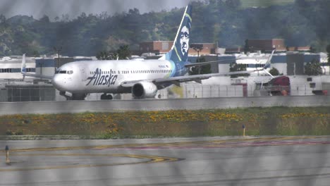 Avión-De-Alaska-Airlines-Gravando-En-El-Aeropuerto