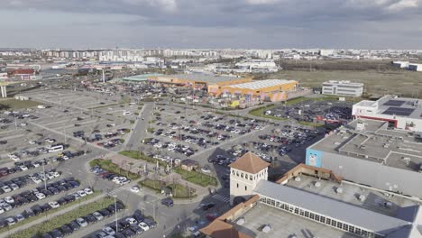 Luftüberführungsparkplatz-Mit-Autos-Im-Einkaufszentrum-Und-Hornbach-Baumarkt-In-Bukarest