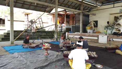 Gamelan-Musiker-Proben-Im-Sidemen-Village,-Dem-Gambang-Musikensemble-Auf-Bali,-Indonesien,-Traditionelle-Balinesische-Schlaginstrumente