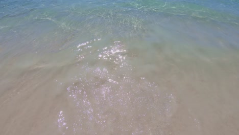 Meer-Mit-Kristallklarem-Wasser-Vermischt-Sich-Mit-Dem-Sand-Des-Strandes-Durch-Die-Bewegungen-Der-Blauen-Und-Grünen-Meereswellen