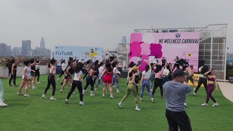 Mujeres-Haciendo-Ejercicio-Físico-En-Un-Evento-De-Empoderamiento-De-Mujeres-Al-Aire-Libre,-Guangzhou,-China
