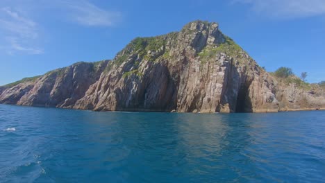 Roca-En-La-Costa-De-Un-Hermoso-Mar-Con-El-Punto-De-Vista-Del-Barco-De-Piedra-Con-La-Naturaleza-Viva-En-El-Mar-Azul-Y-Verde-Brasil-Arraial-Do-Cabo
