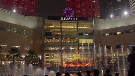 Suria-Klcc-Brunnen-Nacht-Sonderfarbe-Der-Petrona-Twin-Towers-Für-Malaysia-Unabhängigkeitstag-Kuala-Lumpur