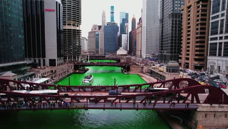 Langer-Bus-Auf-Der-Brücke-Und-Boot,-Das-Während-Des-St.-Patricks-Day-In-Chicago-Unter-Der-Brücke-Fährt