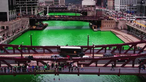 Clark-Street-Bridge-Während-Des-St.-Patricks-Day-In-Chicago
