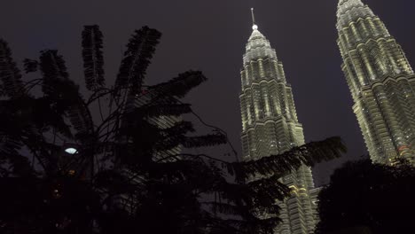 Petronas-Twin-Towers-Bei-Nachtansicht-Von-Suria-Klcc-Malaysia-Spin-Shot