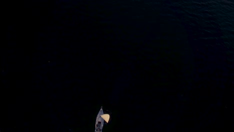 Segelboot-Auf-Dem-See-In-Den-Bergen-Bei-Sonnenuntergang