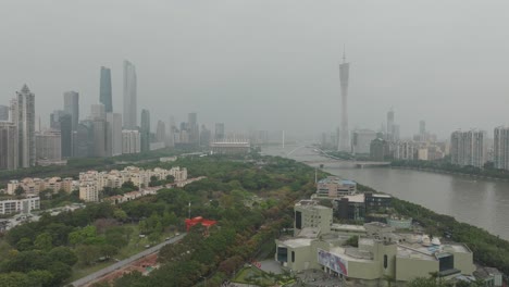 Blick-Auf-Die-Innenstadt-Von-Guangzhou-Mit-CBD-Und-Canton-Tower-Am-Späten-Nachmittag-Von-Der-Insel-Ershadao