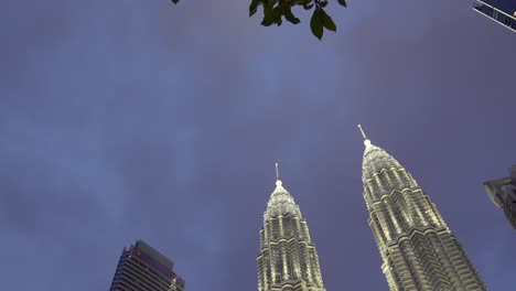 Centro-Comercial-Suria-Klcc-Malasia-Kuala-Lumpur-En-La-Noche-Torres-Gemelas-Petronas-De-Inclinación