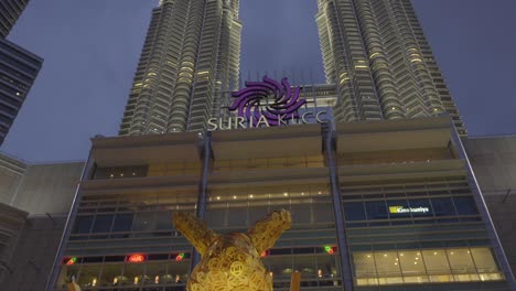 Suria-KLCC-Año-Nuevo-Chino-Conejo-Noche-Torres-Petronas-Kuala-Lumpur-Malasia