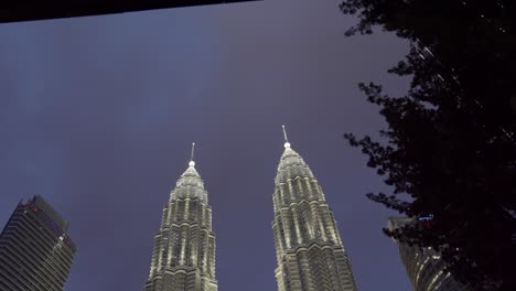 Blick-Auf-Den-Petronas-Twins-Tower-Von-Der-Klcc-Park-Bridge-Bei-Nacht,-Malaysia