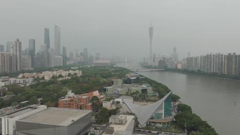 Fliegen-Sie-über-Die-Insel-Ershadao-Mit-Dem-Stadtzentrum-Von-Guangzhou-In-Der-Ferne