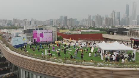 Frauen-Machen-Yoga-Dehnübungen-Beim-City-Building-Rooftop-Fitness-Festival