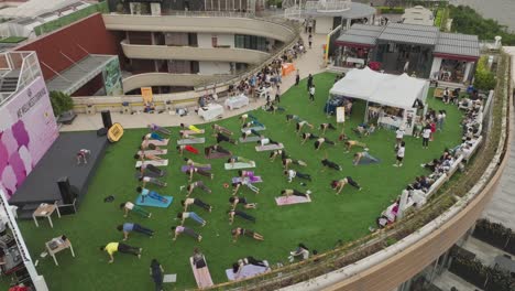 Rooftop-yoga-workout-at-women-wellness-empowerment-festival