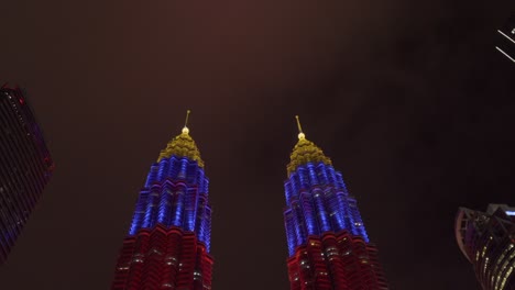 Suria-KLCC-Sonderfarbe-Der-Petrona-Twin-Towers-Für-Den-Unabhängigkeitstag-Malaysias-Kuala-Lumpur-Tilt-Shot