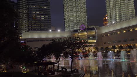 Espectáculo-Colorido-De-La-Fuente-De-Suria-KLCC-Kuala-Lumpur-Malasia-En-La-Noche