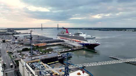 Retirada-Sobre-La-Construcción-De-Cruceros-En-Charleston-Sc,-Carolina-Del-Sur