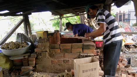 Los-Trabajadores-Vietnamitas-Quitan-Las-Figurillas-De-Arcilla-Del-Recipiente-De-Barro-Y-Las-Organizan-En-Cajas-De-Ancho