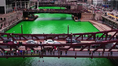 Menschen-Auf-Der-Clark-Street-Bridge-Während-Des-St.-Patricks-Day-In-Chicago